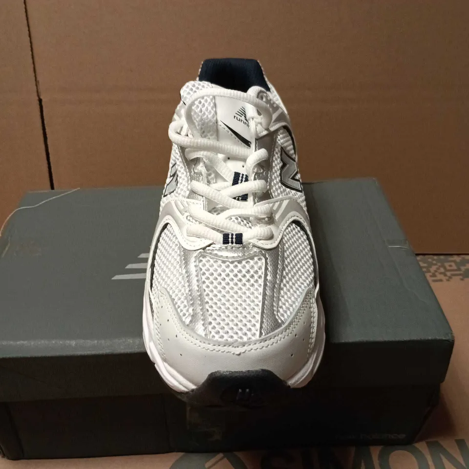 BOXED PAIR OF NEW BALANCE 530 RUNNING TRAINERS - 6.5
