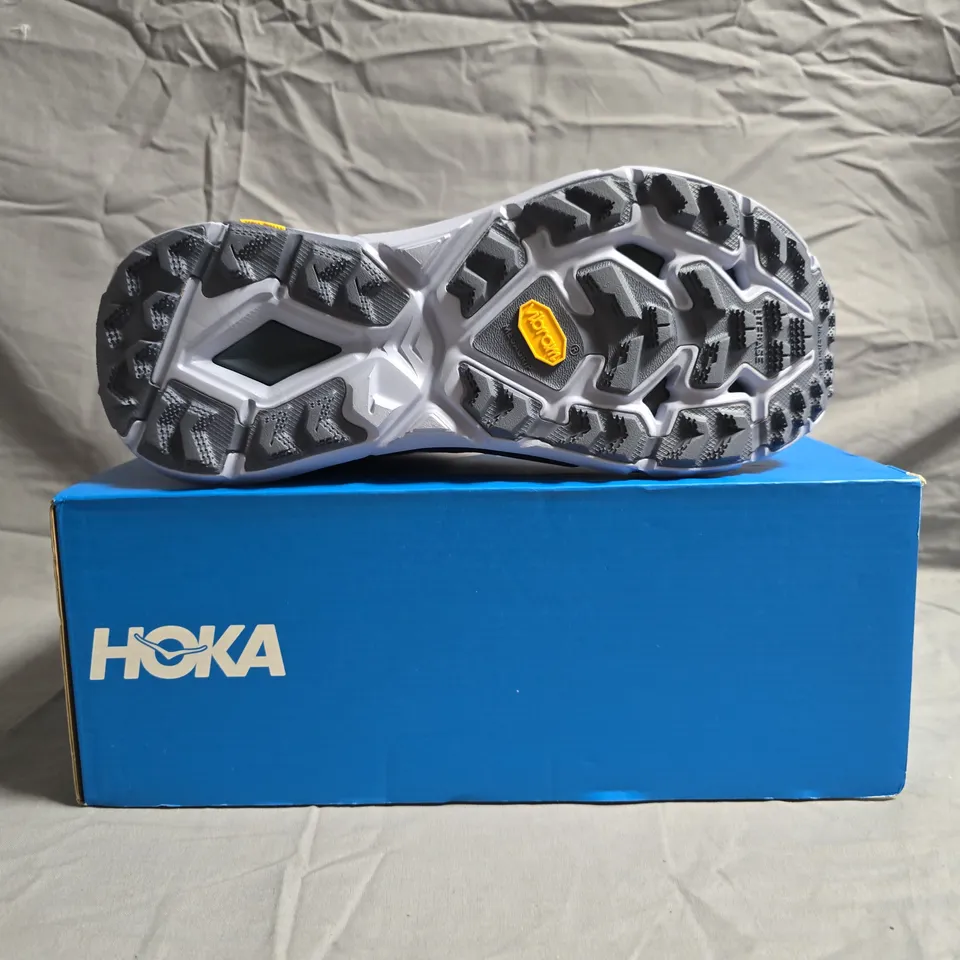 BOXED PAIR OF HOKA MAFATE SPEED 4 TRAINERS IN GREY/RED SIZE UK 9