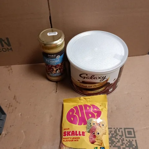 APPROXIMATELY 12 ASSORTED FOOD AND DRINKS ITEMS TO INCLUDE - BUBS SOUR LEMON SWEETS, GALAXY HOT CHOCOLATE 1KG TUB, MULU CRUNCHY PEANUT BUTTER ETC 