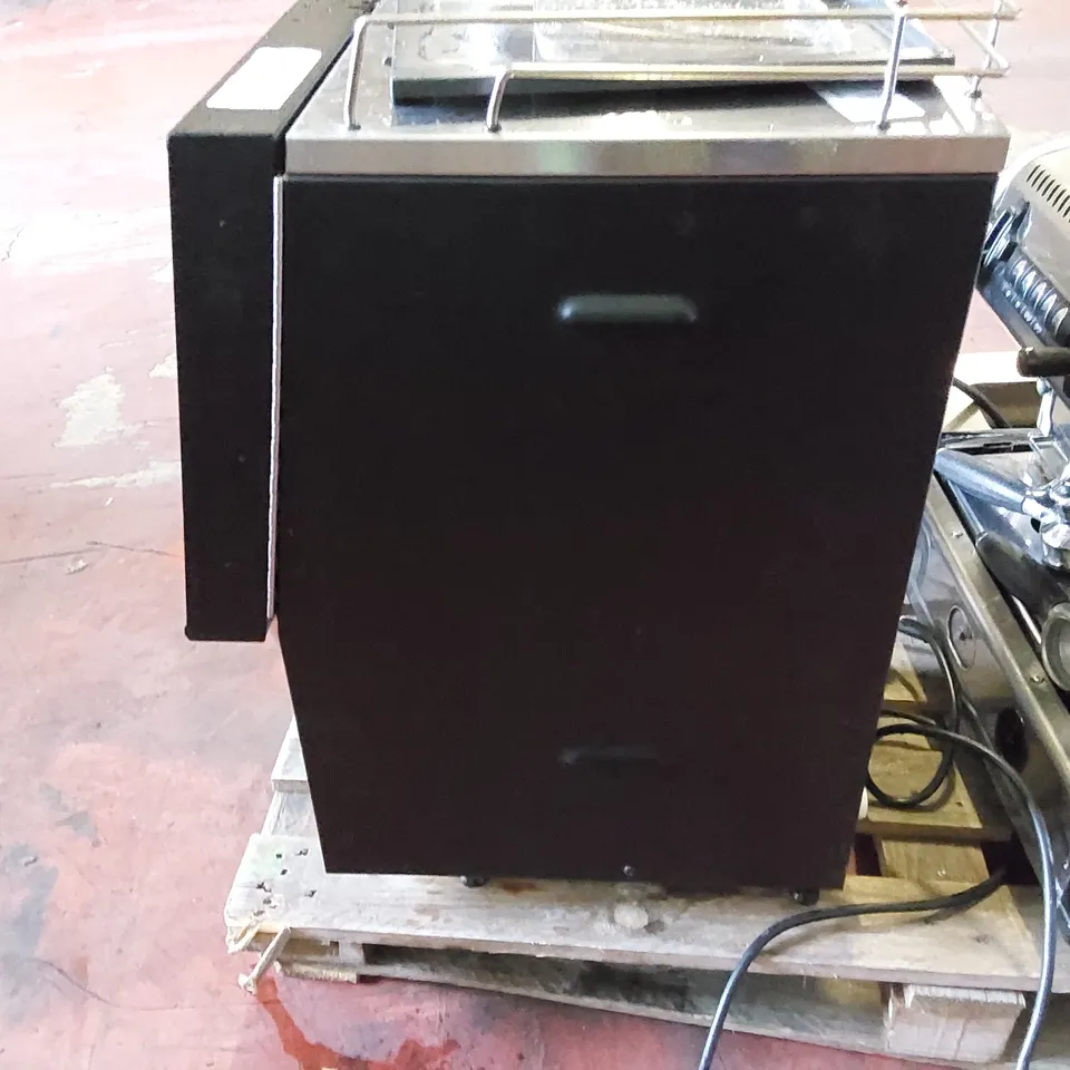 COFFETEK VITRO 4  INSTANT COMMERCIAL COFFEE MACHINE 