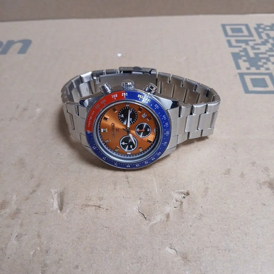 SEIKO CHRONOGRAPH WATCH WITH ORANGE DIAL & BLUE BEZEL, STAINLESS STEEL BRACELET – BOXED 