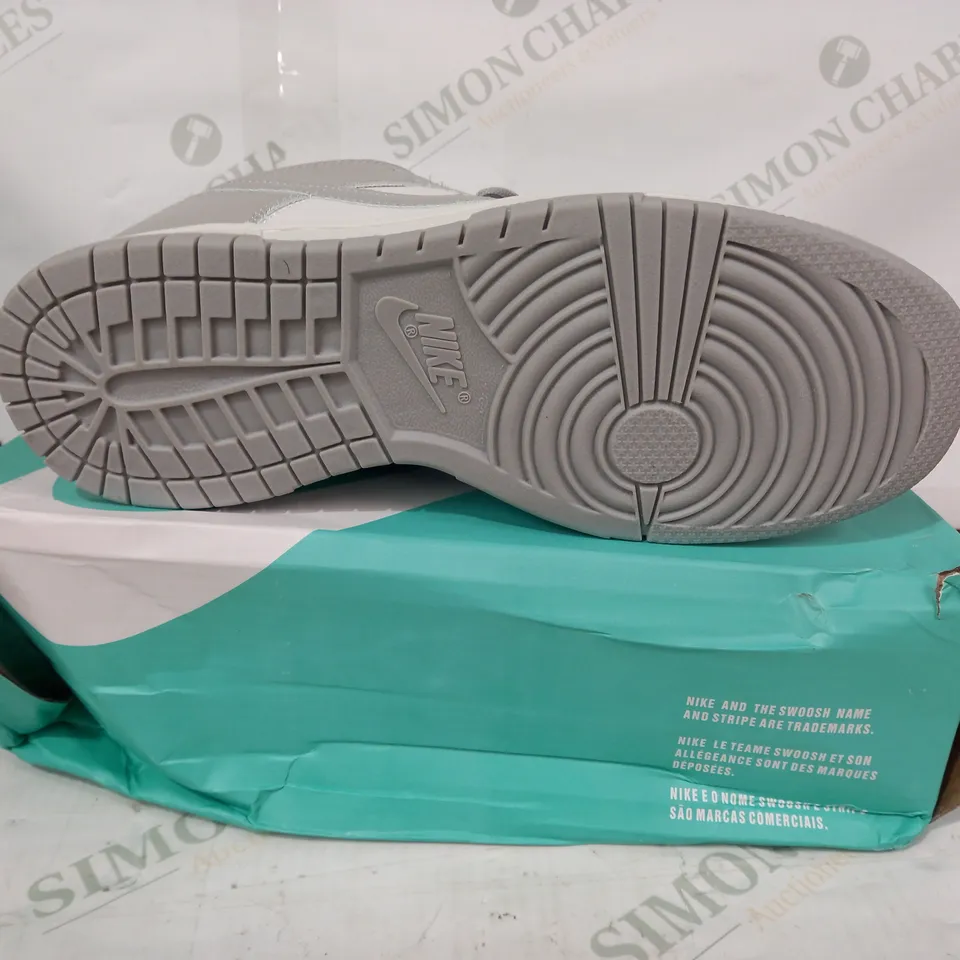 BOXED PAIR OF NIKE TRAINERS IN WHITE/GREY UK SIZE 6.5