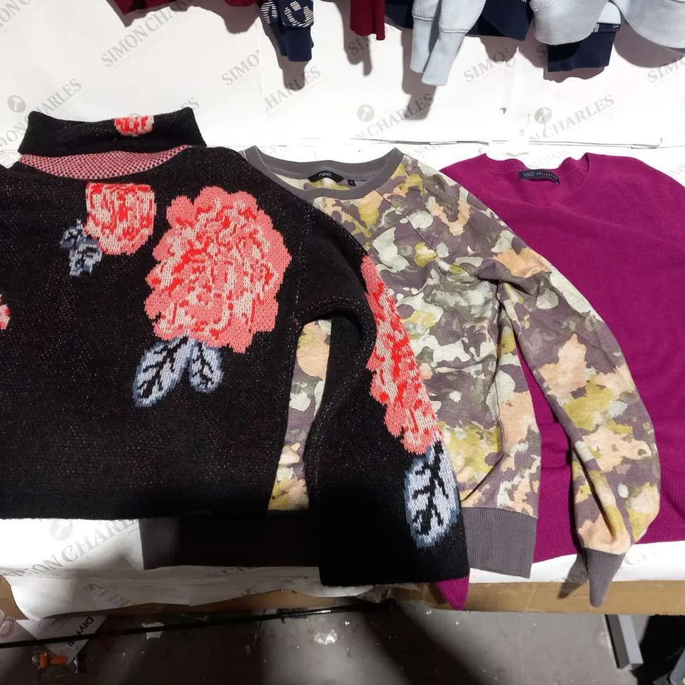 APPROXIMATELY 8 ITEMS OF ASSORTED CLOTHING TO INCLUDE; M AND S, LAETITIA MEM, GAP AND NEXT