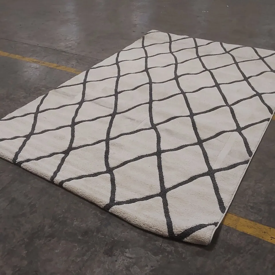 QUALITY DESIGNER AREA RUG - APPROXIMATELY 295 x 195cm