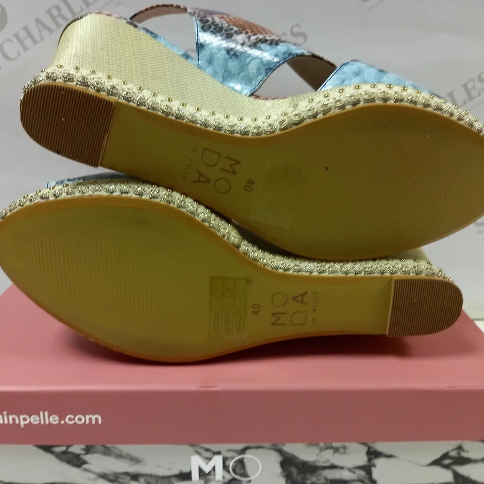 MODA IN PELLE PERIAR BLUE MULTI COLOUR SNAKE PRINT CUT OUT WEDGE WITH METAL DETALS - SIZE EU 40