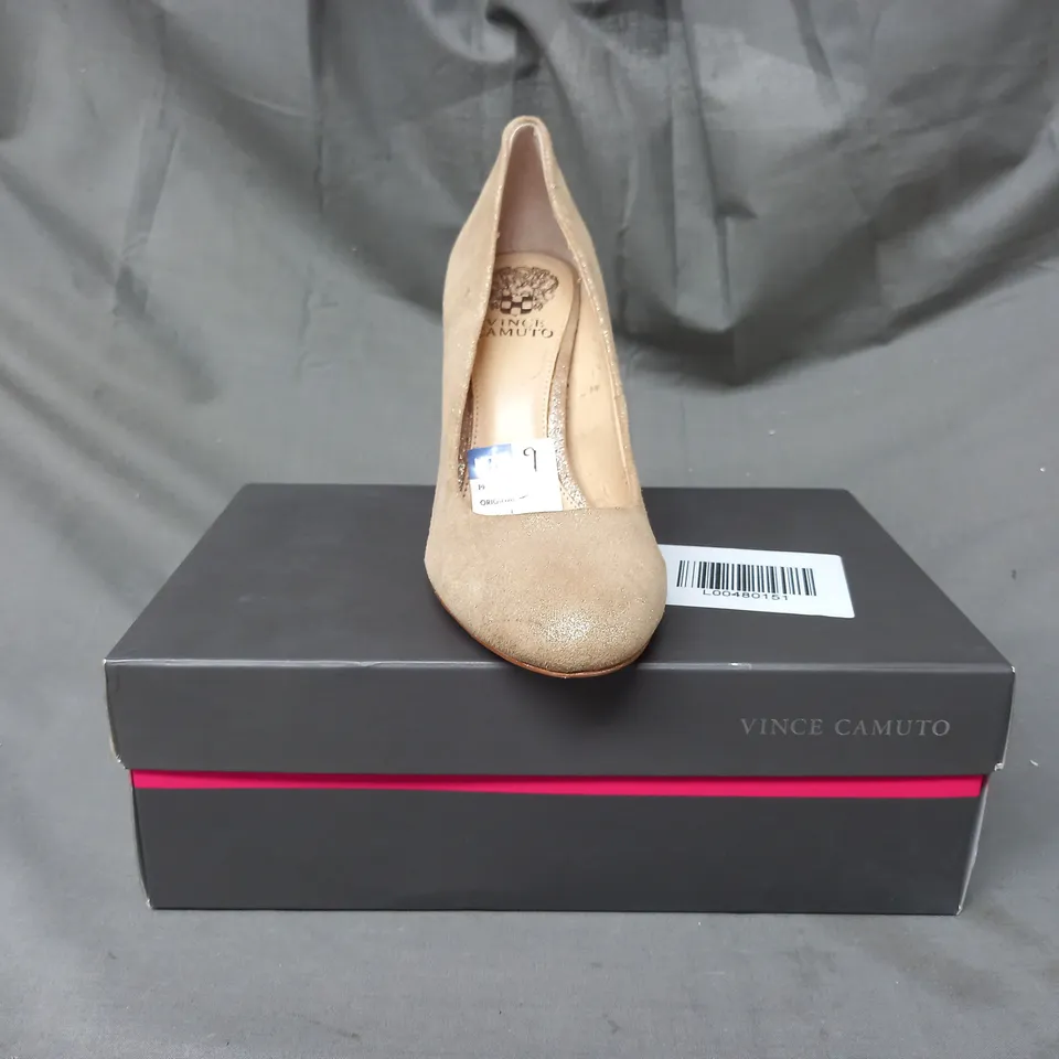 BOXED PAIR OF VINCE CAMUTO CLOSED TOE BLOCK HEEL SHOES IN BEIGE W. GLITTER EFFECT EU SIZE 37