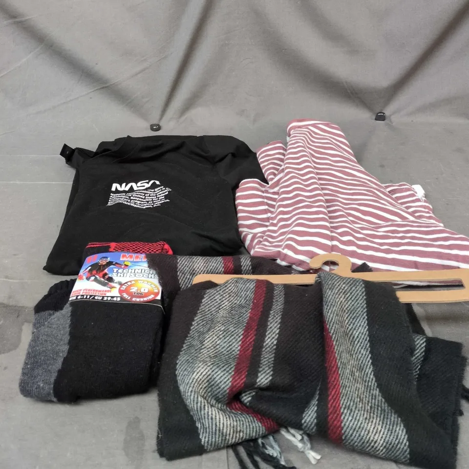BOX OF APPROXIMATELY 15 ASSORTED CLOTHING ITEMS TO INCLUDE NASA T SHIRT, WINTER SOCKS, SCARF, SIZE 14 STRIPEY TOP ETC