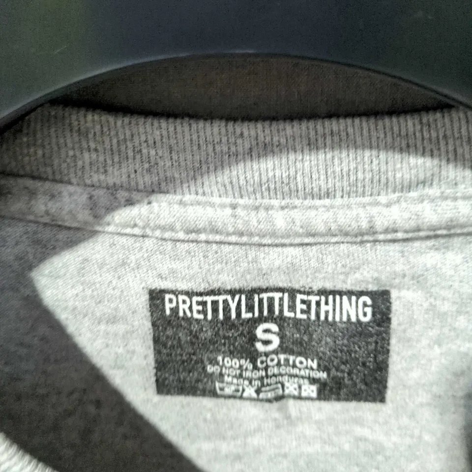 PRETTYLITTLETHING GREY T-SHIRT – UK SIZE S