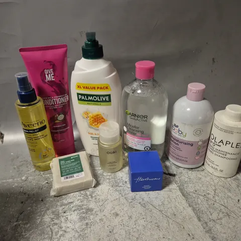 APPROXIMATELY 18 ASSORTED COSMETICS ITEMS TO INCLUDE OLAPLEX N05 CONDITIONER, GARNIER MICELLAR CLEANSING WATER, VEENO BODY OIL SPRAY, ETC - COLLECTION ONLY