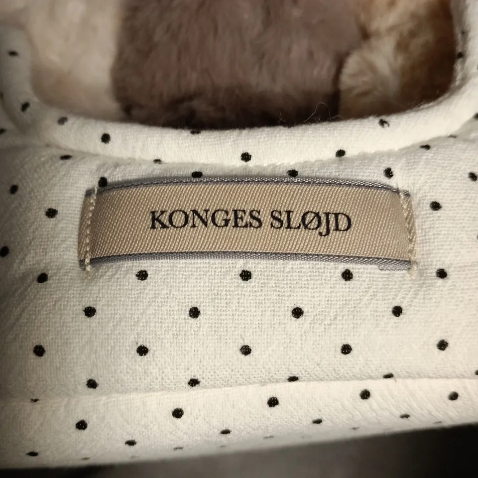KONGES SLØJD PLUSH BUNNY TOYS IN WHITE POLKA-DOT BASKET