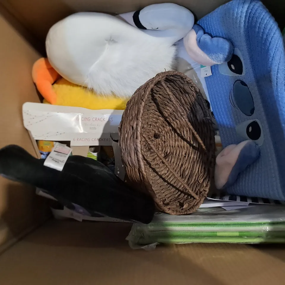 BOX OF APPROXIMATELY 10 ASSORTED BEDDING AND SOFT FURNISHING  ITEMS TO INCLUDE - PEPPER PIG PLUSHIE,  SPIDERMAN PLUSHIE ETC