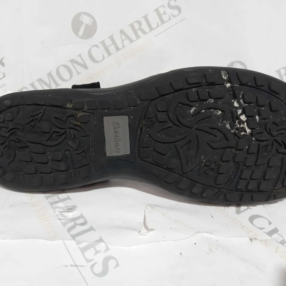 BOXED PAIR OF SKECHERS REGGAE SLIM SIMPLY STRETCH BLACK SANDALS - SIZE 8