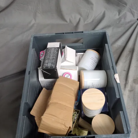 TOTE OF APPROXIMATELY 13 ASSORTED ITEMS TO INCLUDE: LOVE THE LAKES CANDLE