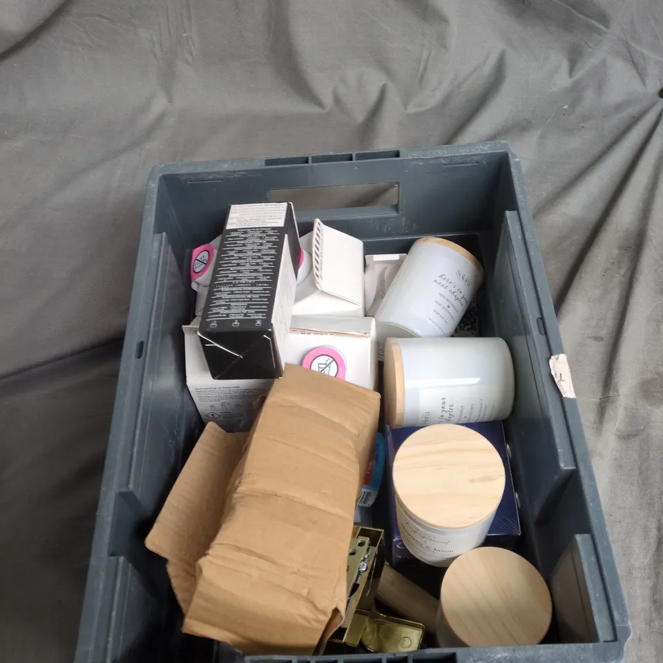 TOTE OF APPROXIMATELY 13 ASSORTED ITEMS TO INCLUDE: LOVE THE LAKES CANDLE