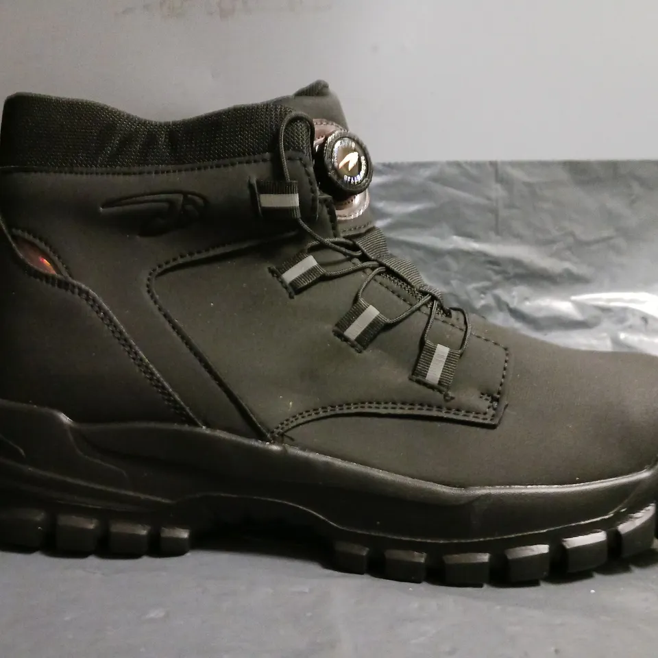 BOXED PAIR OF UNBRANDED SAFETY SHOES IN BLACK SIZE EU 48