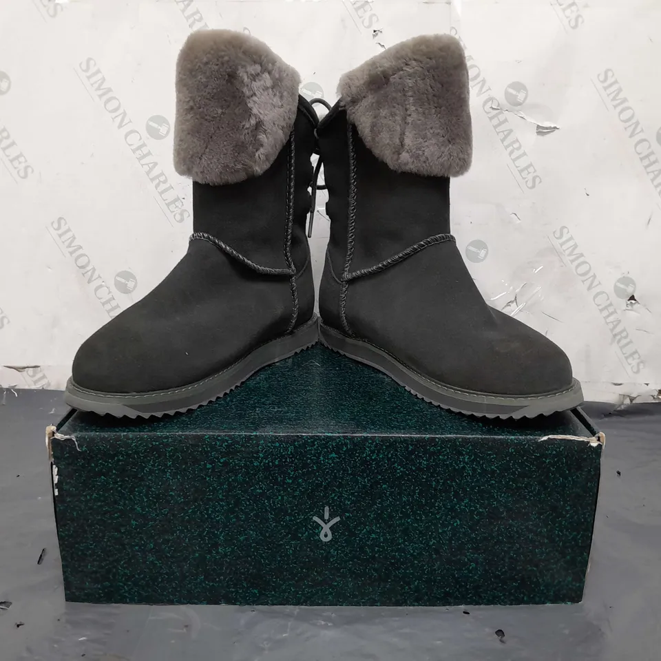 BOXED PAIR OF EMU AUSTRALIA BOOTS IN DARK GREY SIZE 6