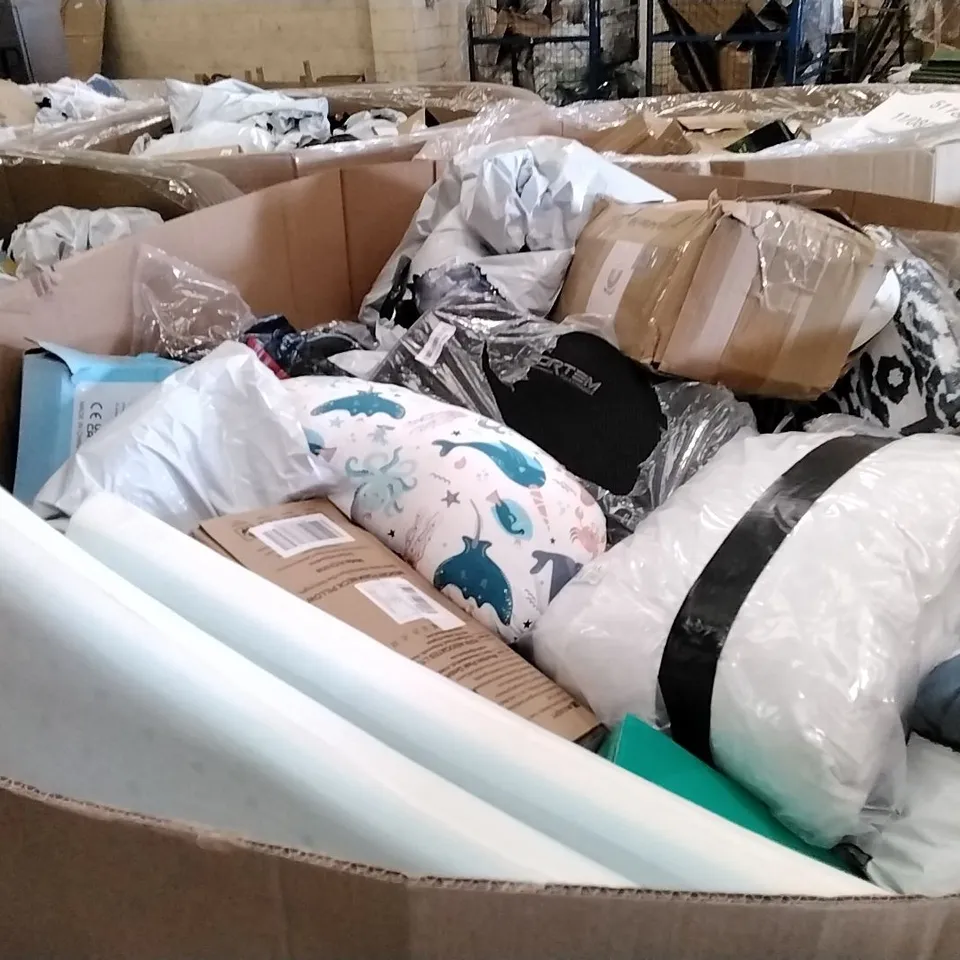 PALLET TO CONTAIN A LARGE ASSORTMENT OF PILLOWS AND CUSHIONS // BRANDS MAY VARY