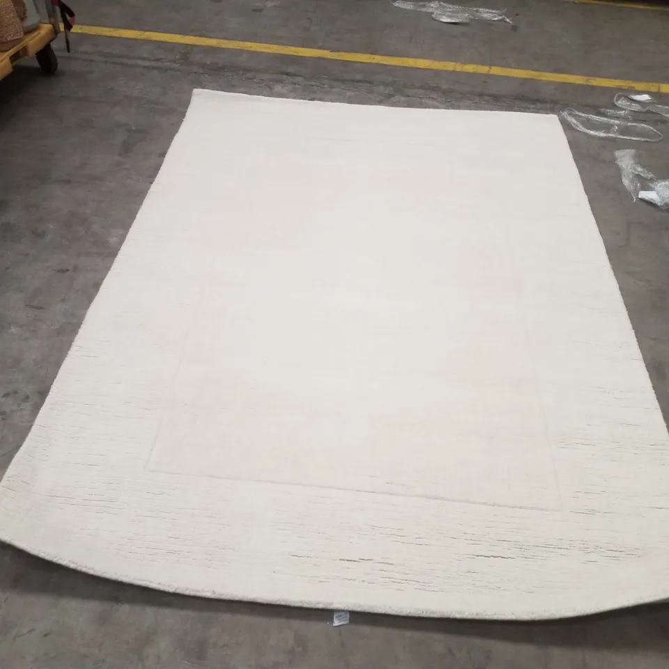 QUALITY DESIGNER AREA RUG    - APPROXIMATELY 228X158CM