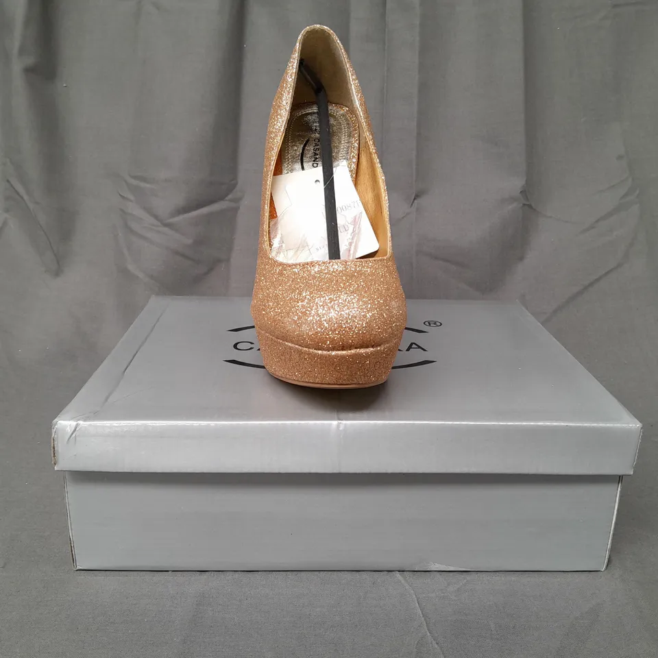 BOX OF APPROXIMATELY 8 PAIRS OF CASANDRA CLOSED TOE HIGH HEEL SHOES IN GOLD W. GLITTER EFFECT - VARIOUS SIZES