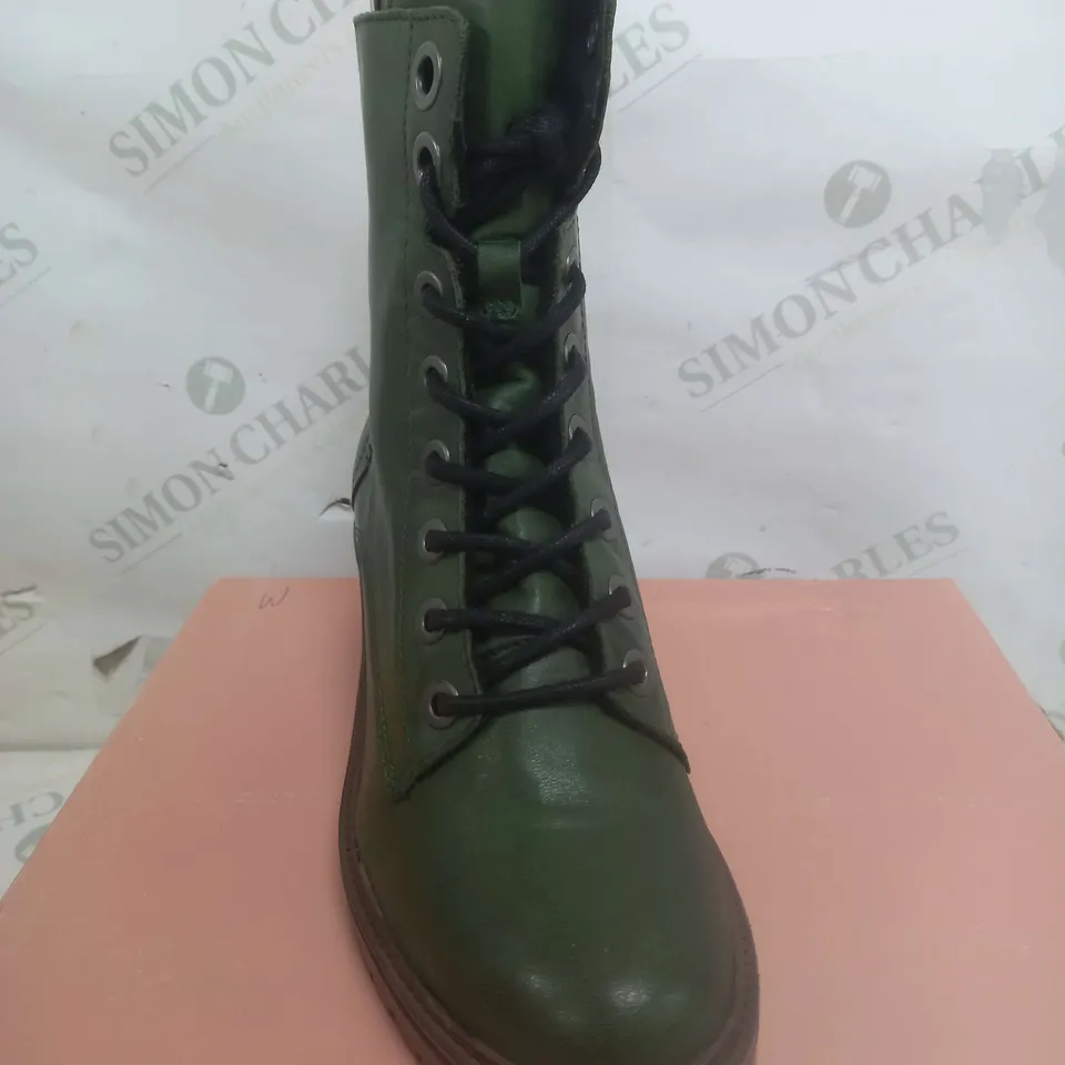 BOXED PAIR OF MODA IN PELLE BELLZIE LACE UP BOOTS IN GREEN SIZE 4