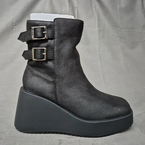 BOXED PAIR OF SIMPLY BE PLATFORM WEDGE ANKLE BOOTS IN BLACK UK SIZE 4