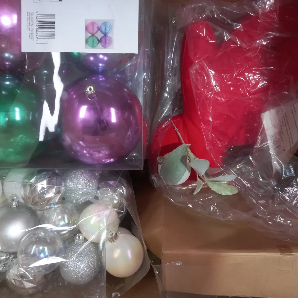 BOX OF APPROXIMATELY 10 ASSORTED DECORATIVE HOUSEHOLD ITEMS TO INCLUDE HALLOWEEN WREATH, CHRISTMAS BAUBLES, ETC