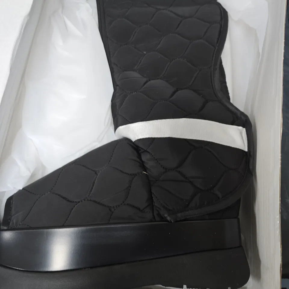BOXED BLISS & BEYOND PORTABLE AIR BAG BOOT MASSAGER 
