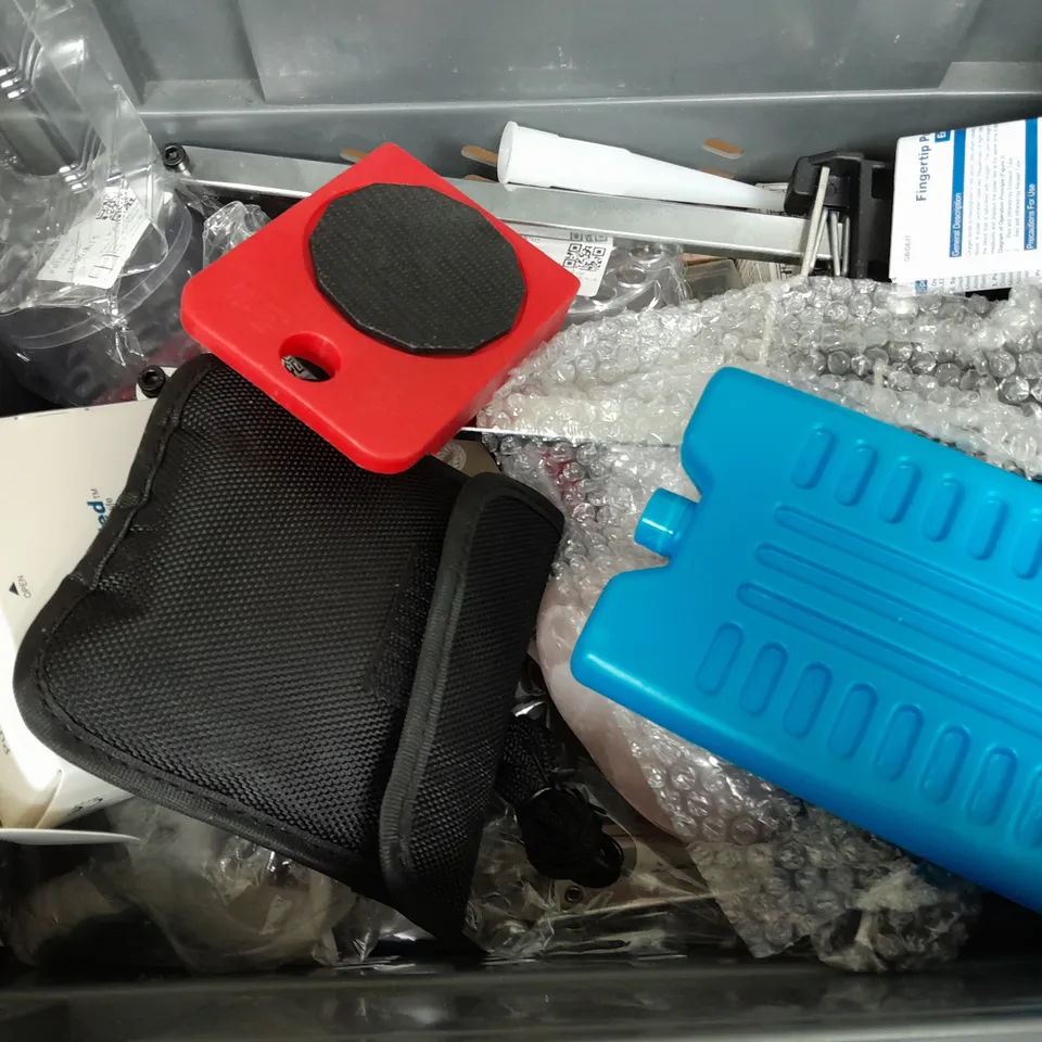 BOX OF APPROXIMATELY 14 ASSORTED ITEMS TO INCLUDE - NOTEBOOK , SILICONE , WALL ART ETC