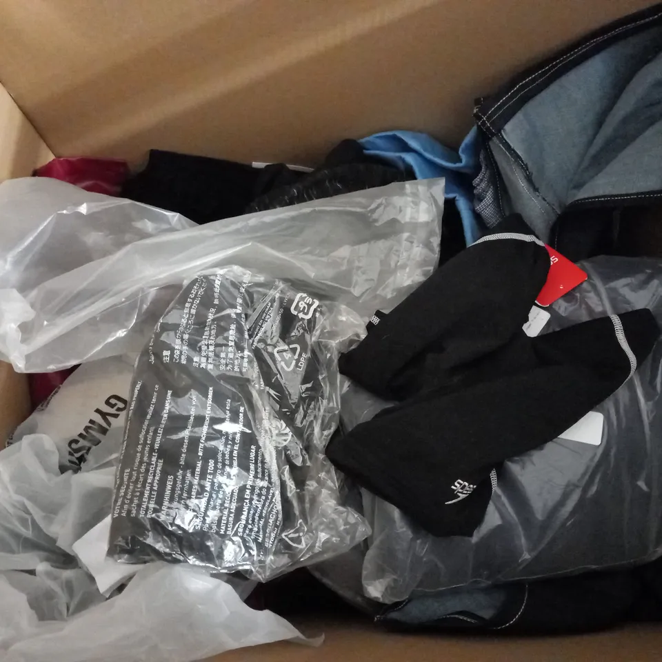 LOT OF APPROX 10 ASSORTED MENS CLOTHING ITEMS VARYING IN SIZE/COLOUR/STYLE TO INCLUDE: TROUSERS, SHORTS, TOPS