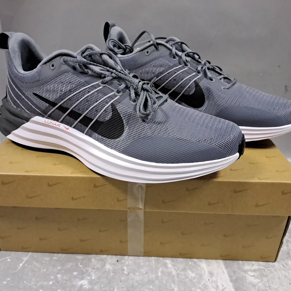 BOXED PAIR OF NIKE LUNAR ROAM SHOES IN GREY UK SIZE 10