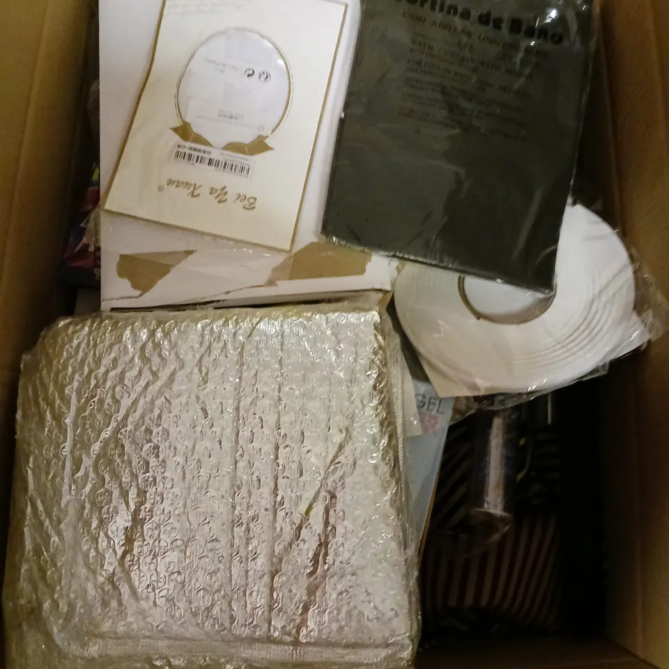 BOX OF APPROXIMATELY 10 ASSORTED ITEMS TO INCLUDE - STAR PILLOW , HARRY POTTER SINGLE DUVET SET , ECO NAPPIES ETC