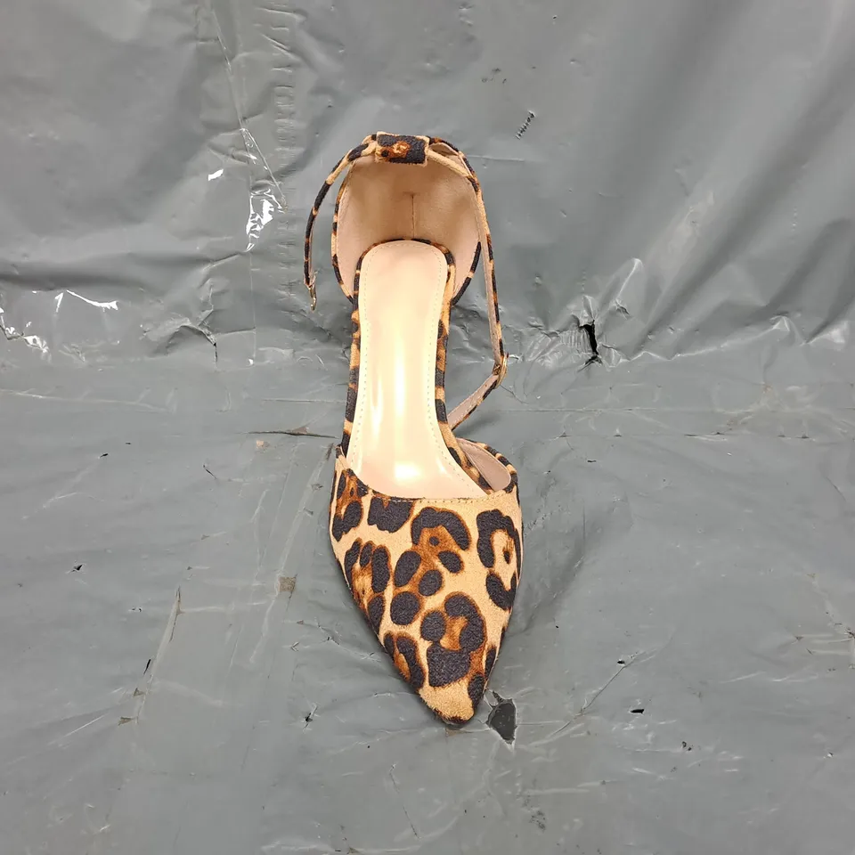 BOXED PAIR OF UNBRANDED POINTED TOE HEELS IN ANIMAL PRINT SIZE EU 40