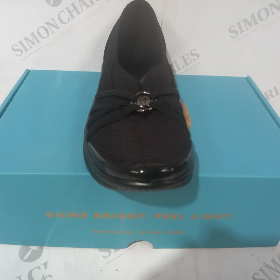 BOXED PAIR OF BZEES SHOES IN BLACK SIZE 7