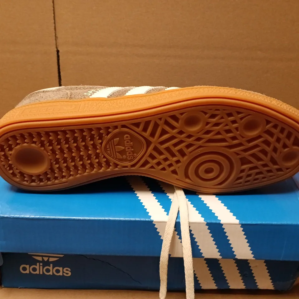 BOXED PAIR OF ADIDAS HANDBALL SPEZIAL WOMENS TRAINERS IN BROWN - UK 5