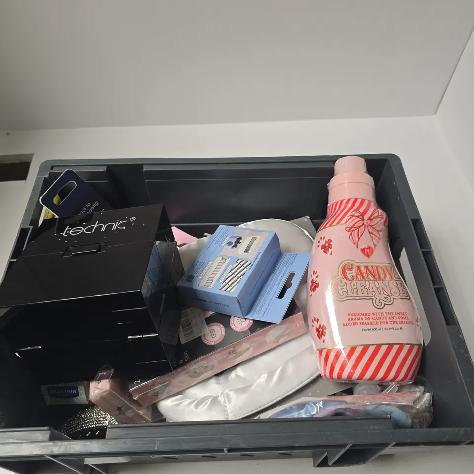 TOTE OF APPROXIMATELY 10 ASSORTED BEAUTY PRODUCTS INCLUDING ESTRID FIVE BLADE CARTRIDGES, TECHNIC MAKEUP BOX AND 2 HEAD SHAVER