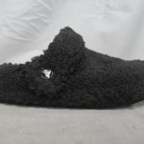 UNBOXED PAIR OF CROCS CLASSIC COZZZY SLIPPERS IN BLACK SIZE UK M3/W4