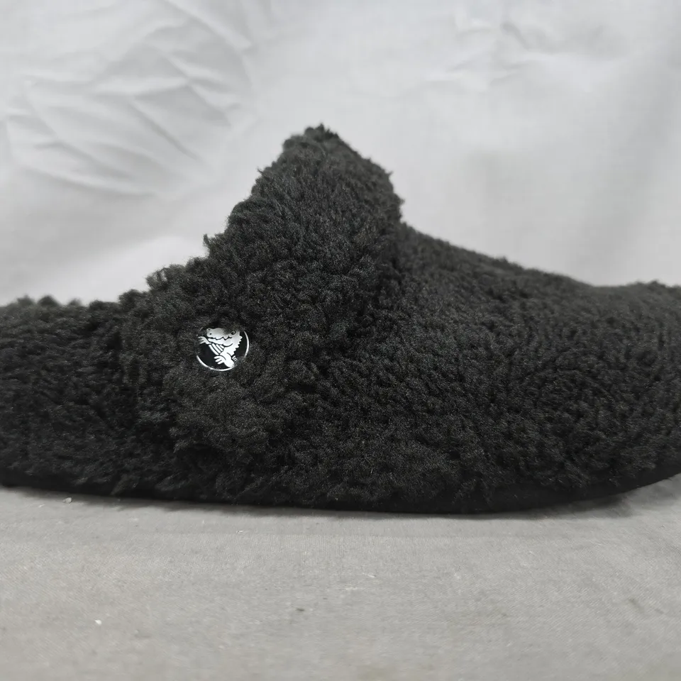 UNBOXED PAIR OF CROCS CLASSIC COZZZY SLIPPERS IN BLACK SIZE UK M3/W4