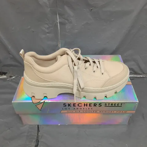 BOXED PAIR OF SKECHERS STREET MEMORY FOAM TRAINERS IN OFF WHITE SIZE 6