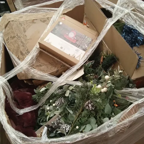 PALLET TO CONTAIN A LARGE ASSORTMENT OF CHRISTMAS DECORATIONS ITEMS TO INCLUDE; SIGNS, FAUX PLANTS, GARLAND, TINSEL ETC