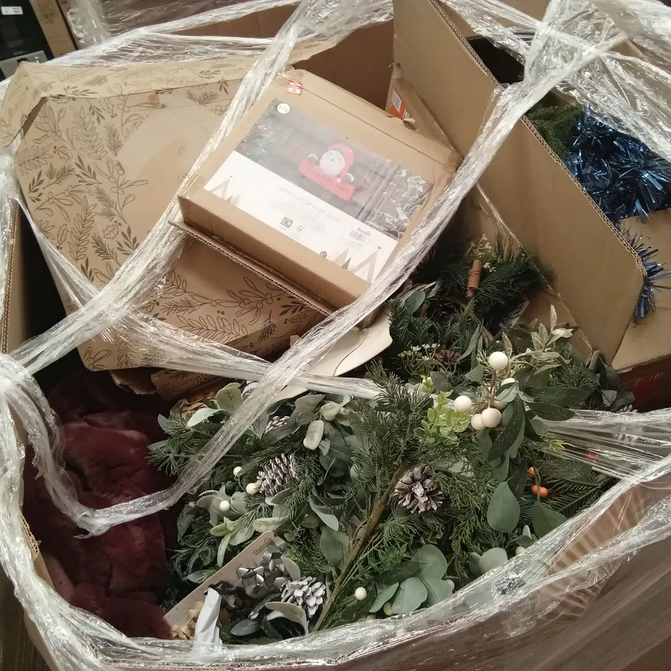 PALLET TO CONTAIN A LARGE ASSORTMENT OF CHRISTMAS DECORATIONS ITEMS TO INCLUDE; SIGNS, FAUX PLANTS, GARLAND, TINSEL ETC