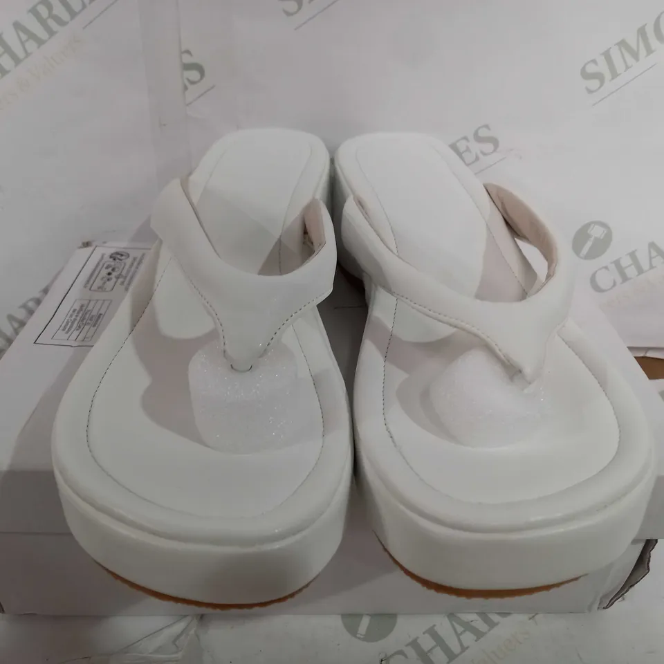 BOXED PAIR OF DESIGNER RAISED T STRAP SANDALS IN WHITE - CN 41
