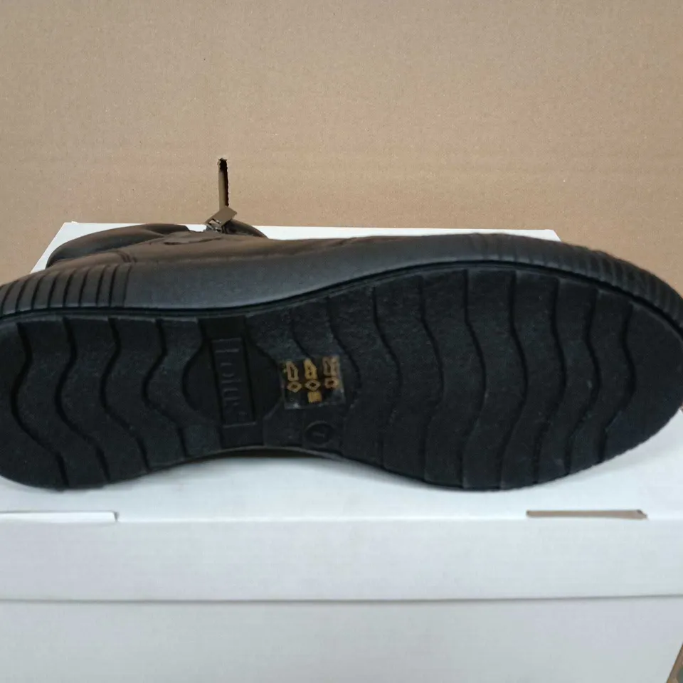 BOXED PAIR OF WOMEN'S BLACK LEATHER ANKLE BOOTS WITH SIDE ZIPS - UK SIZE 7