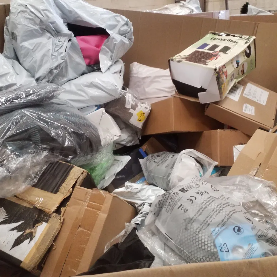 PALLET CONTAINING ASSORTED GARDEN HOSES & INFLATABLES