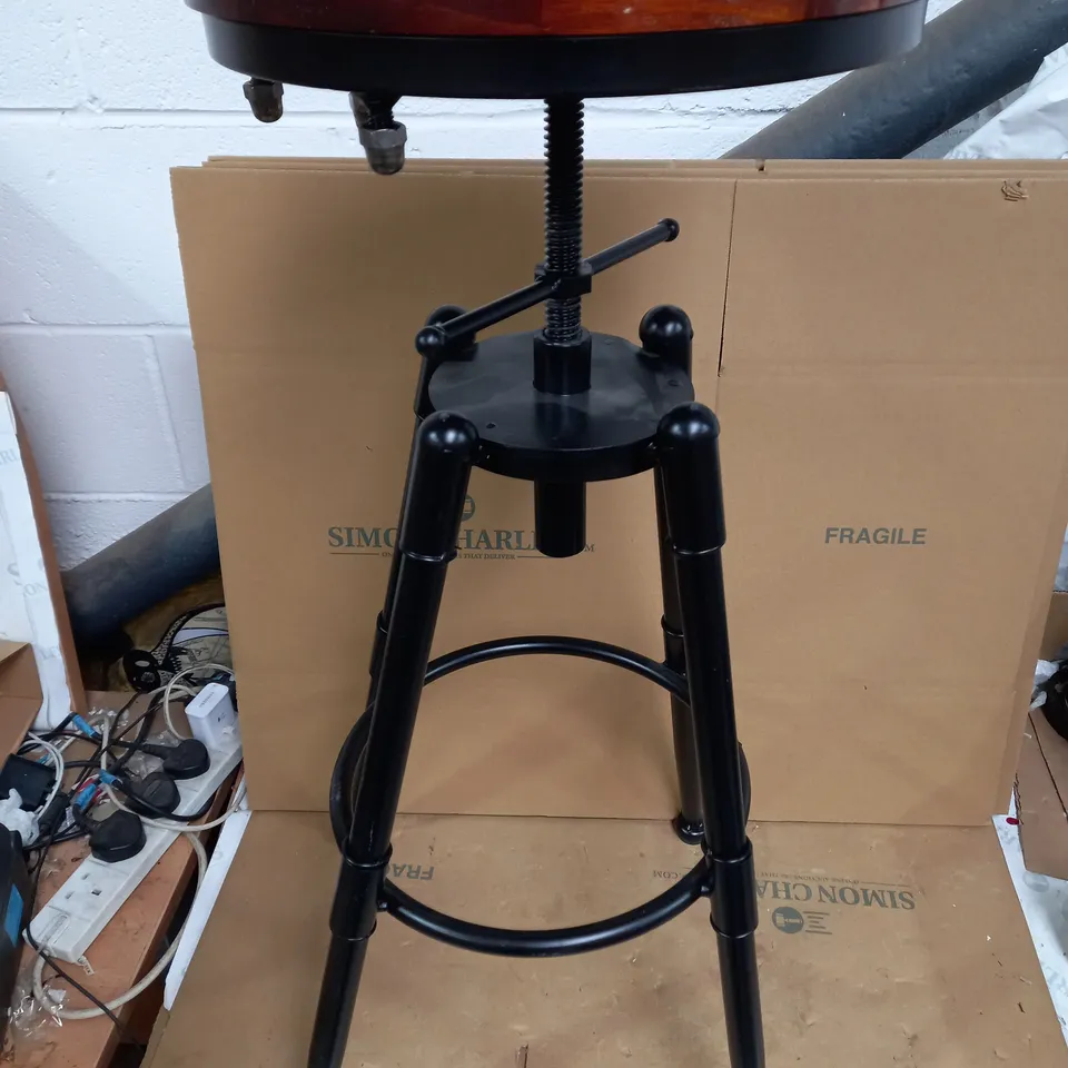 BOXED DESIGNER METAL FRAMED OAK EFFECT BAR STOOL 