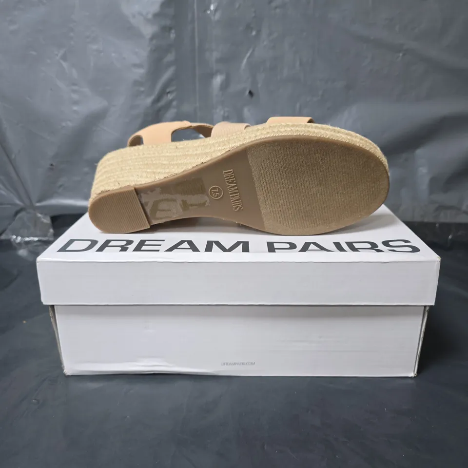 DREAM PAIRS WEDGE SANDALS - NUDE - SIZE 5.5