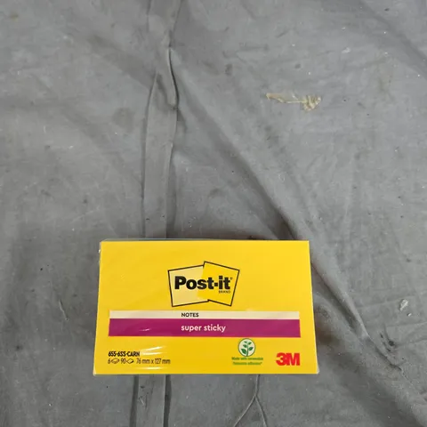 TOTE OF APPROXIMATELY 12 ASSORTED ITEMS TO INCLUDE: POST IT NOTES AND GIANT SCORPION IN RESIN