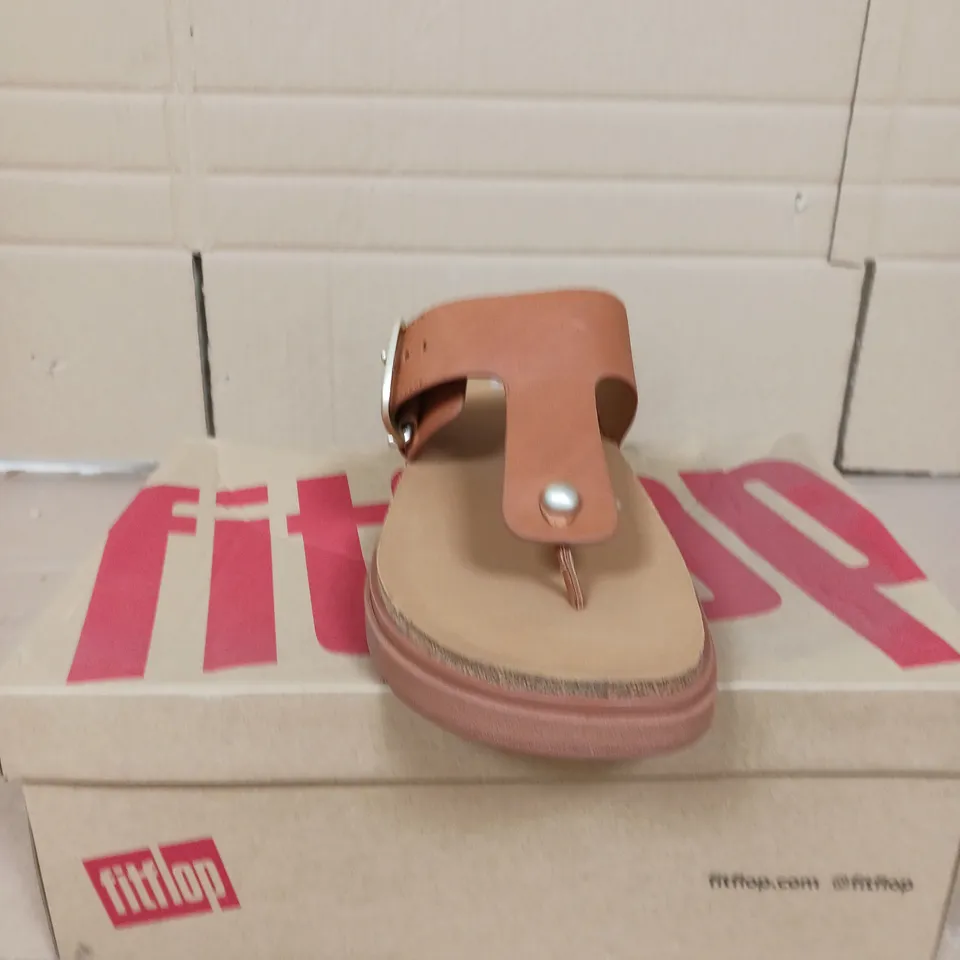 FITFLOP THONG BUCLE SANDALS LIGHT TAN SIZE 6