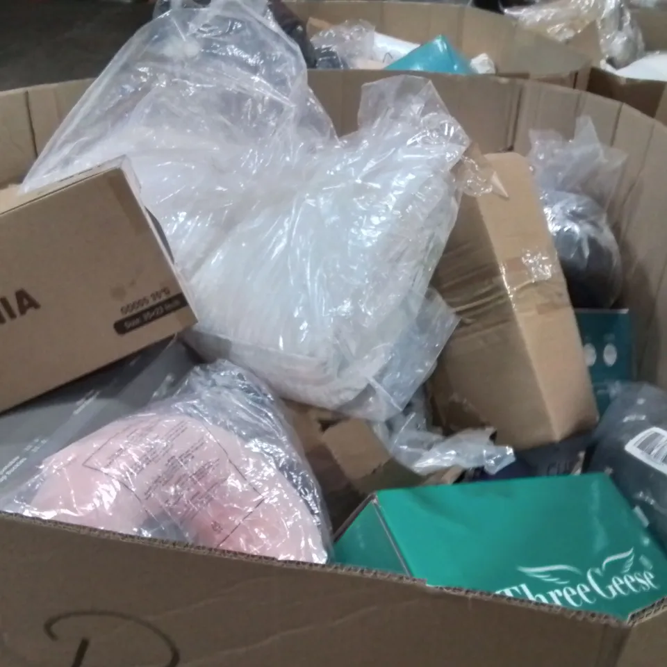 PALLET CONTAINING LARGE QUANTITY OF PILLOWS