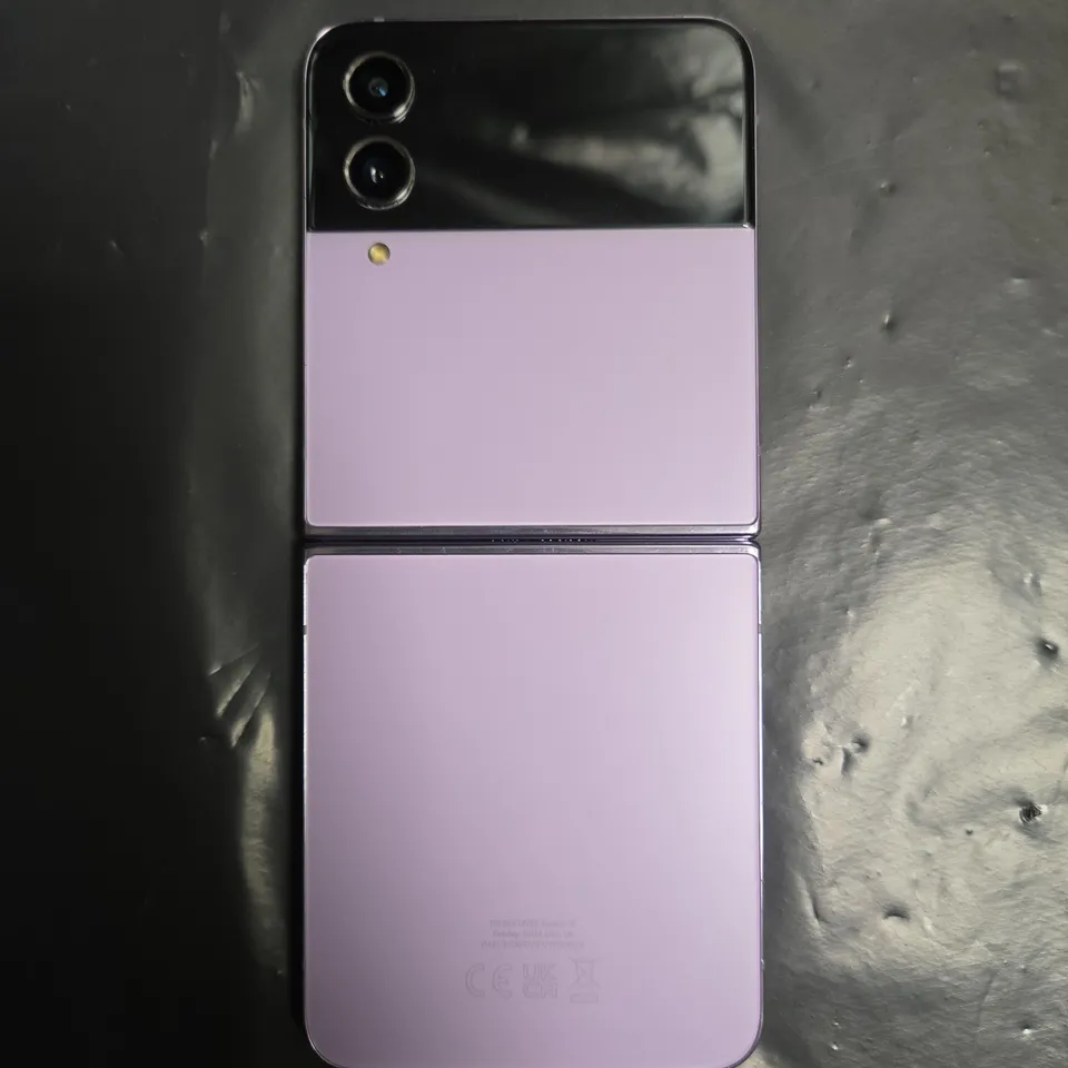 SAMSUNG GALAXY Z FLIP 4 IN LILAC