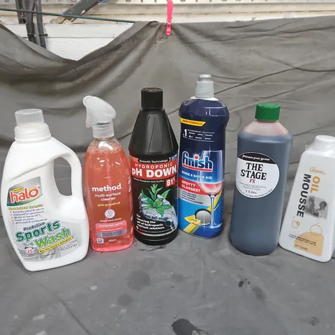 APPROXIMATELY 13 ASSORTED LIQUIDS TO INCLUDE THE STAGE FX FAKE BLOOD, HALO PRO ACTIVE SPORTS WASH, METHOD MULTI-SURFACE CLEANER, ETC - COLLECTION ONLY